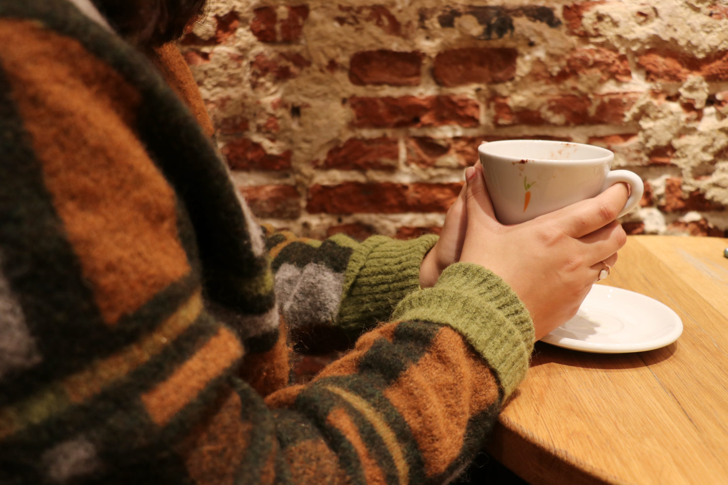 Girls drinks coffee