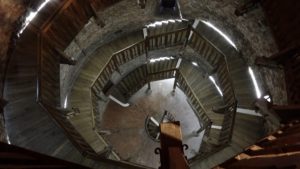 Via de houten trappen kom je helemaal boven in de toren. ©Robbe De Leener