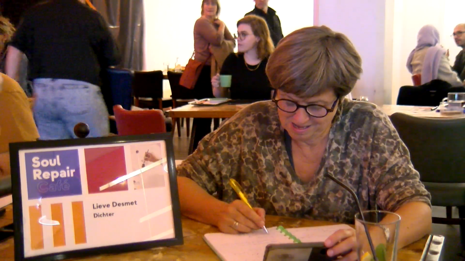 Dichter Lieve Desmet aan het werk in Soul Repair Café