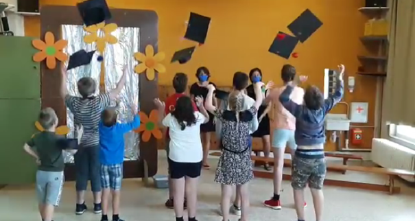 Kinderen van de buitengewone onderwijsschool Sint-Rafaël vieren het einde van een project.