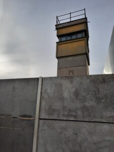 De gele wachttoren waaruit de soldaten de muur controleren.