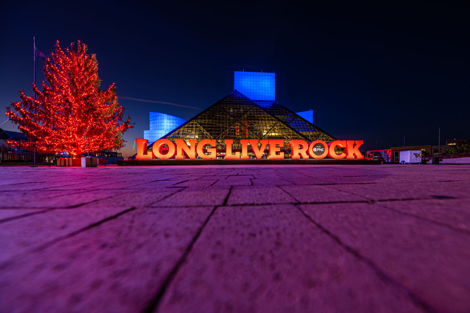 De Rock & Roll Hall of Fame is een museum in de Amerikaanse stad Cleveland in Ohio, gewijd aan het vastleggen van de geschiedenis van beroemde of invloedrijke rock-'n-roll muzikanten, -producers en anderen die hun stempel op dit muziekgenre hebben gedrukt.