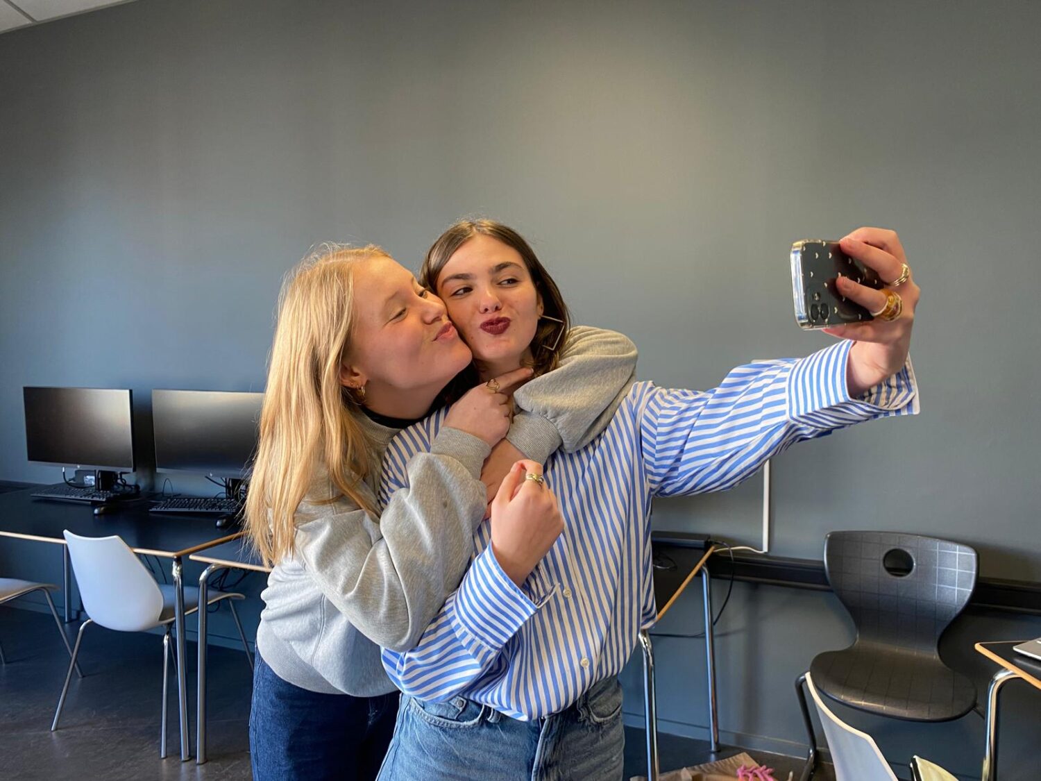 Linne Van Aelst (links) en Stella Chapelle (rechts) terwijl ze samen een TikTok-filmpje opnemen.