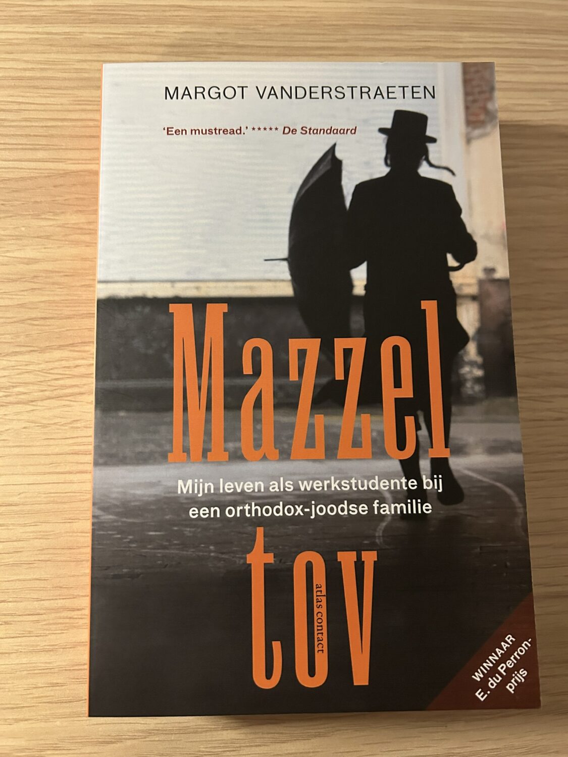 Met de cover van Mazzel Tov valt de lezer direct de Antwerpse Jodenbuurt in