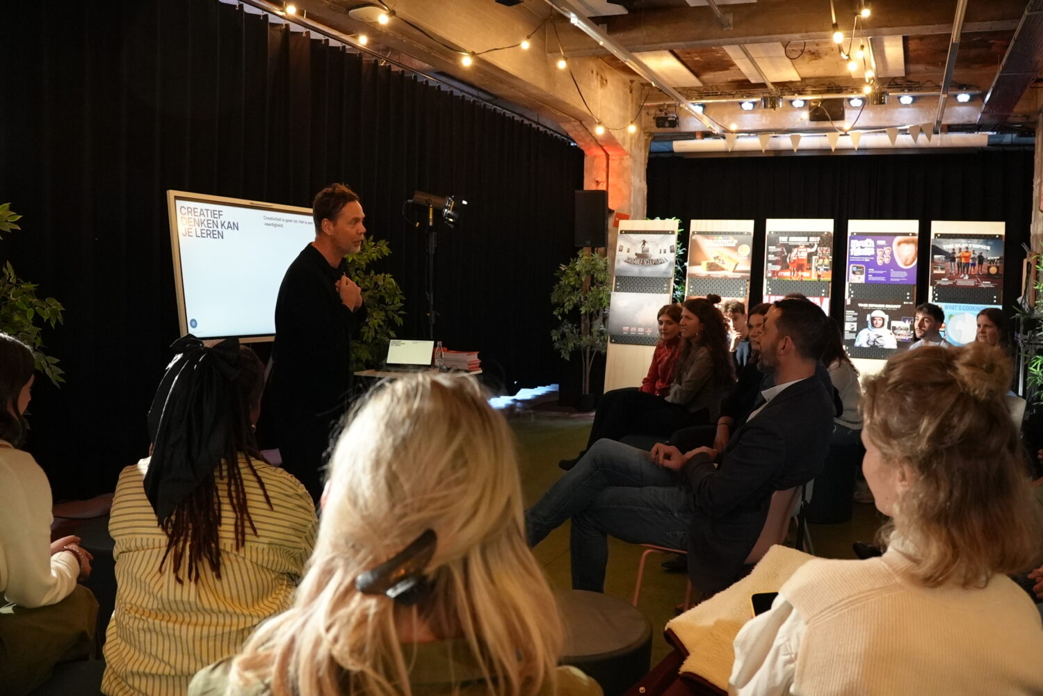 Docent bij School of Creativity Geoffrey Hantson geeft een workshop voor studenten en Vlaams minister-president Matthias Diependaele.