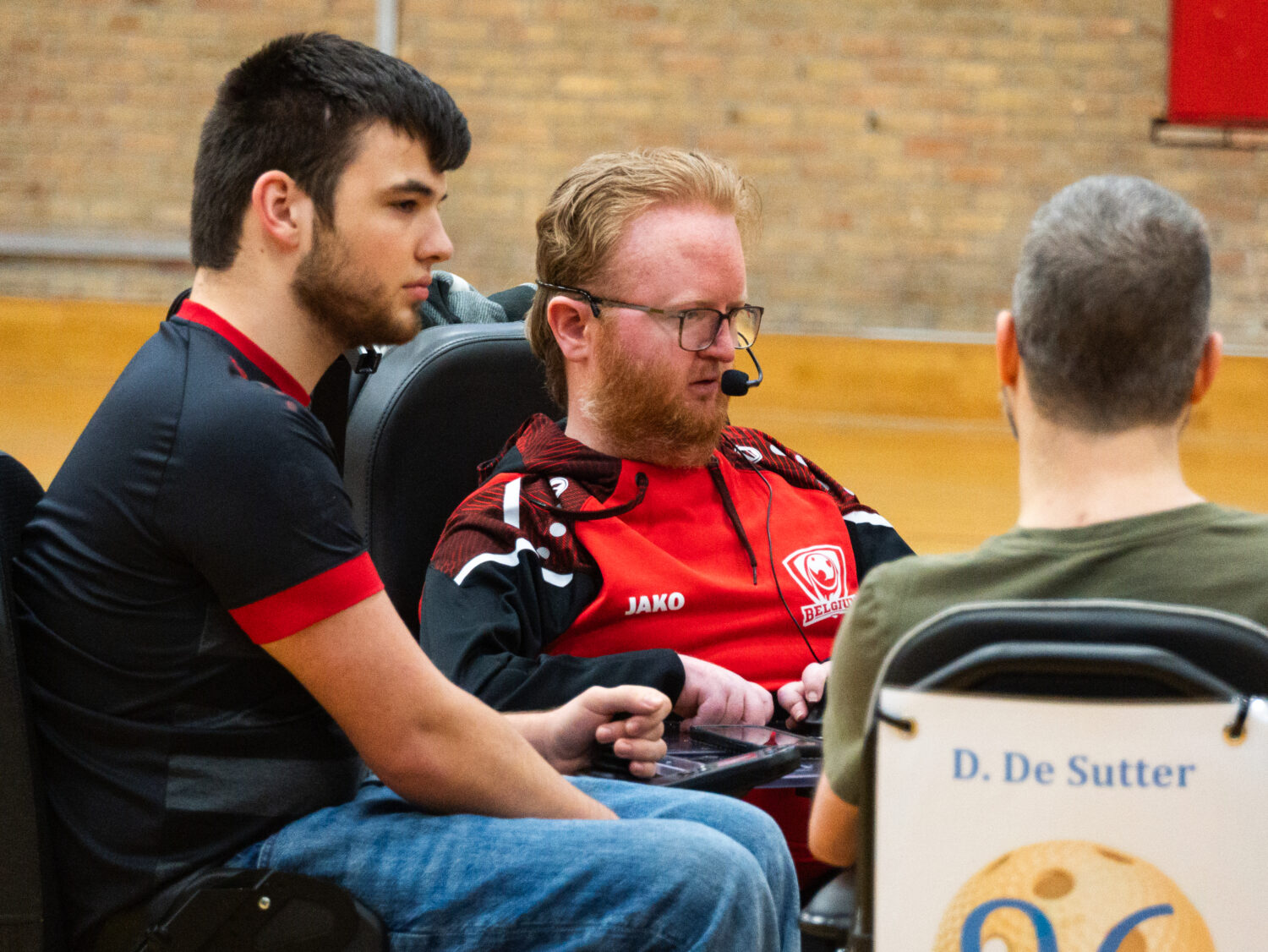 Bob Götz (29), bondscoach van het Belgische e-hockeyteam, geeft instructies aan zijn spelers.