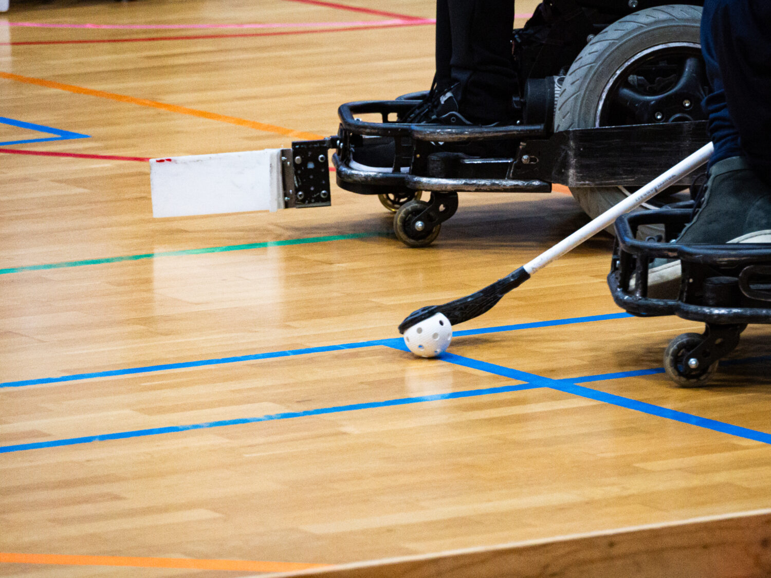 Een hand- en T-stick in actie op het veld.