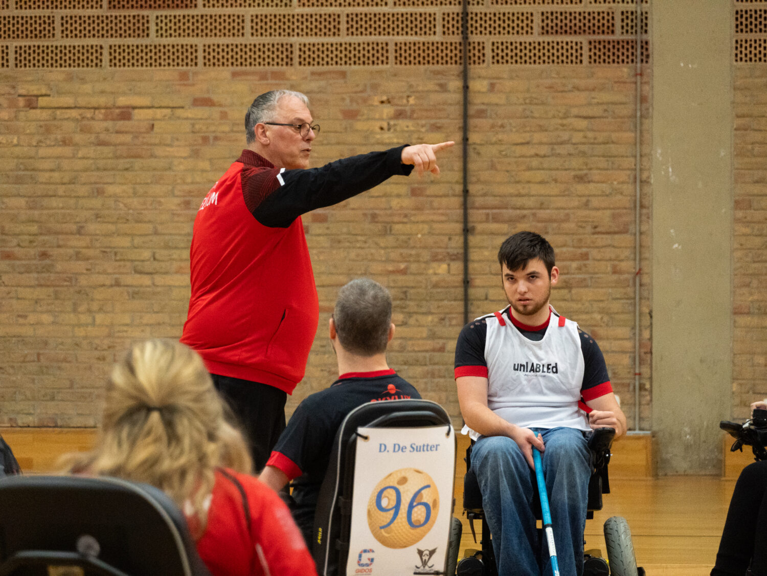 Bondscoach Ad Hagenaars geeft instructies aan zijn spelers tijdens een oefening.