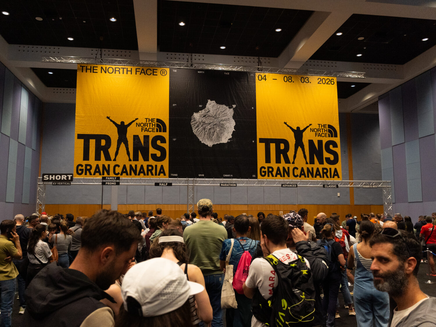 De trailrunners die deelnemen aan de Transgrancanaria halen massaal hun startnummers op.