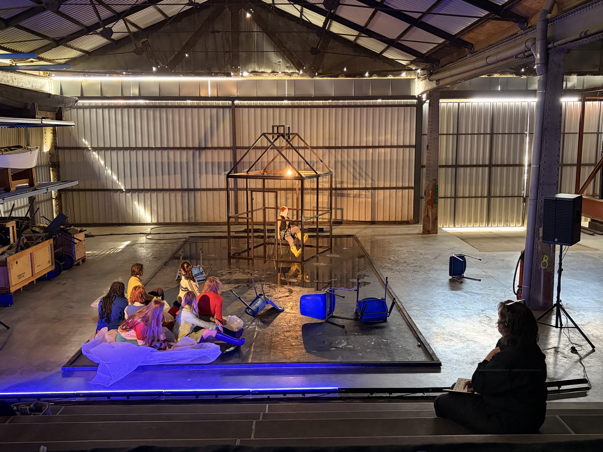 Repetities van de locatievoorstelling ‘Gebroed’ in de Schepenhal van de Droogdokkensite in Antwerpen ©Soraya Rademaker